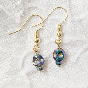 Neochrome Stone Skull Earrings (Gold)